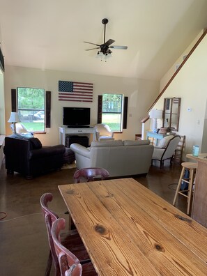 Una televisión, un reproductor de DVD