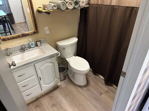 Serviettes fournies, savon, shampoing, papier toilette