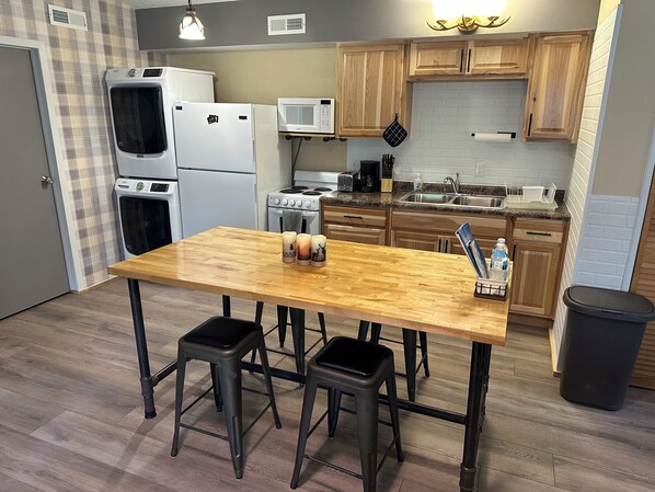 冷蔵庫、電子レンジ、オーブン、コンロ