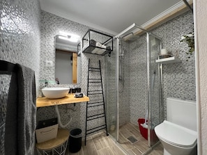 Douche, sèche-cheveux, serviettes fournies, savon
