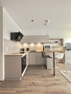 Kühlschrank, Mikrowelle, Ofen, Geschirrspüler