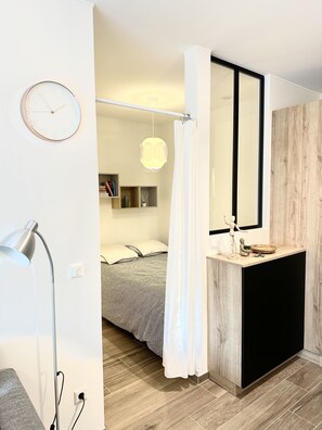 1 Schlafzimmer, Schreibtisch, Bügeleisen/Bügelbrett, Reisekinderbett