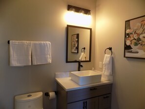 Serviettes fournies, savon, shampooing, papier de toilette