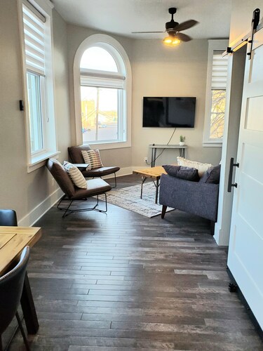 “Champagne Suite” Executive 1bed/1bath Loft Apt in downtown Florence 