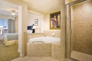 Regadera, tina de hidromasaje, secadora de cabello, toallas 