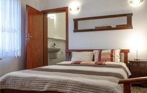 8 bedrooms, free WiFi, bed sheets