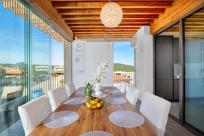 Outdoor dining - Modern, comfortable villa in Costa Smeralda, Sardinia near Olbia Airport (Golfo Aranci)