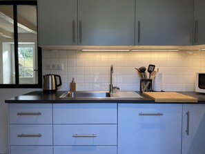 Kjøleskap, mikrobølgeovn, ovn og oppvaskmaskin