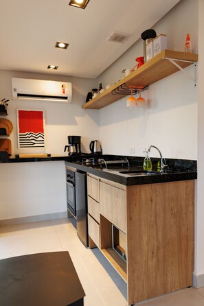 Uma cozinha moderna com ilha central, eletrodomésticos embutidos e design minimalista.