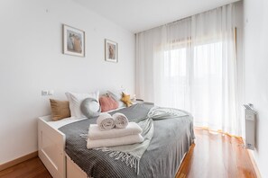 4 bedrooms, desk, iron/ironing board, internet