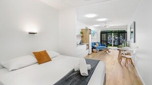 Une chambre d’hôtel moderne équipée d’un grand lit, d’un bureau et d’un coin repas.