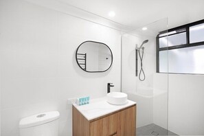 Hair dryer, towels - Amaroo at Trinity - Deluxe Mountain View Studio (Cairns)