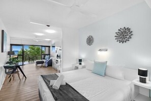 1 bedroom, desk, iron/ironing board, free WiFi - Amaroo at Trinity - Deluxe Ocean View Studio (Cairns)