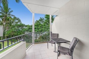 Property grounds - Amaroo at Trinity - Family Ocean View Apartment (Cairns)