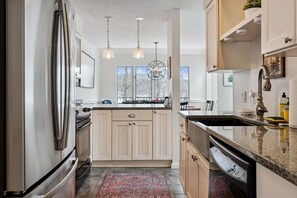 Fridge, microwave, oven, stovetop - Sauna, Comm. Pool, Walk to Club - Deere Run 4A (Quechee)