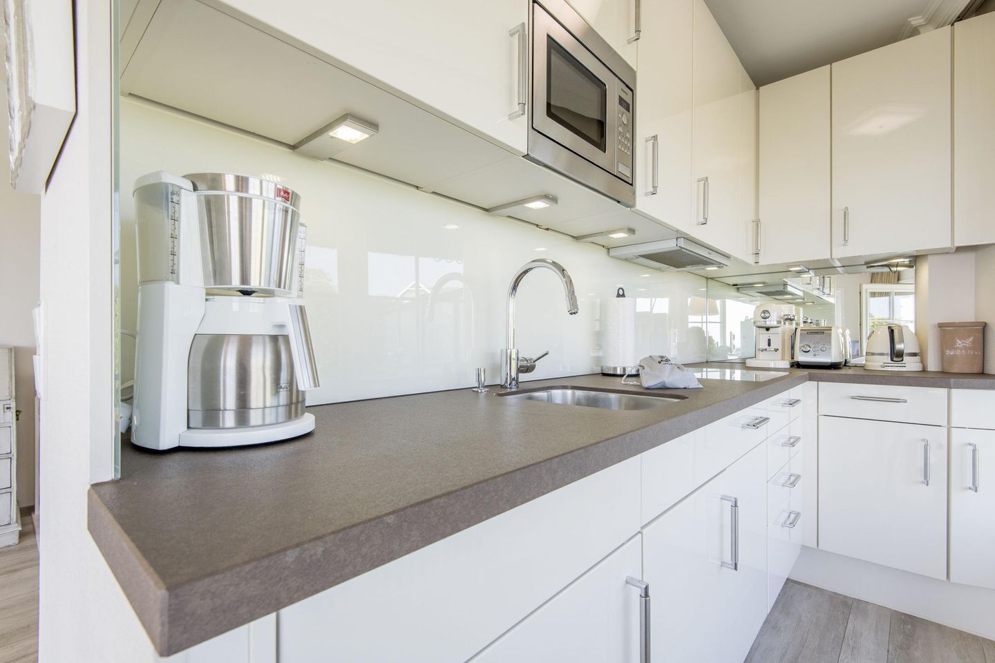 Réfrigérateur, four à micro-ondes, surface de cuisson, lave-vaisselle