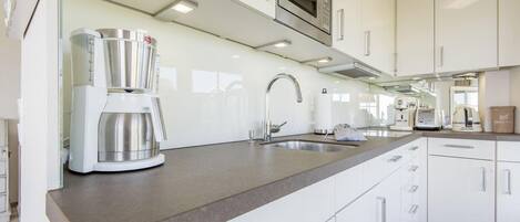 Réfrigérateur, four à micro-ondes, surface de cuisson, lave-vaisselle