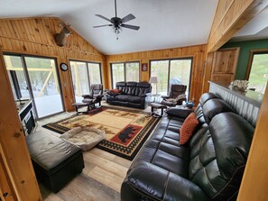 Televisión y chimenea 