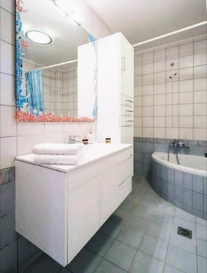 Casa familiar | Baño | Secador de pelo, toallas y papel higiénico
