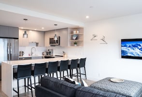 Refrigerador con freezer, microondas, horno, lavavajillas