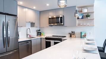 Appartement | Privékeuken | Een koelkast/vriezer, een magnetron, een oven, een vaatwasser