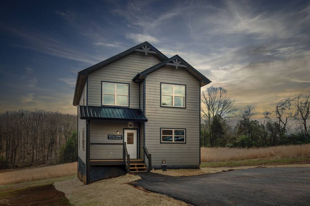 Summer Sale on Rolling Meadows 5BR~ Sauna ~ Hot Tub ~ Fire Pit ~ Arcade!
