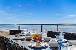 Outdoor dining - Luxury Sandcastle Beachfront! Sleeps 8 - Walk Everywhere! (Carpinteria)