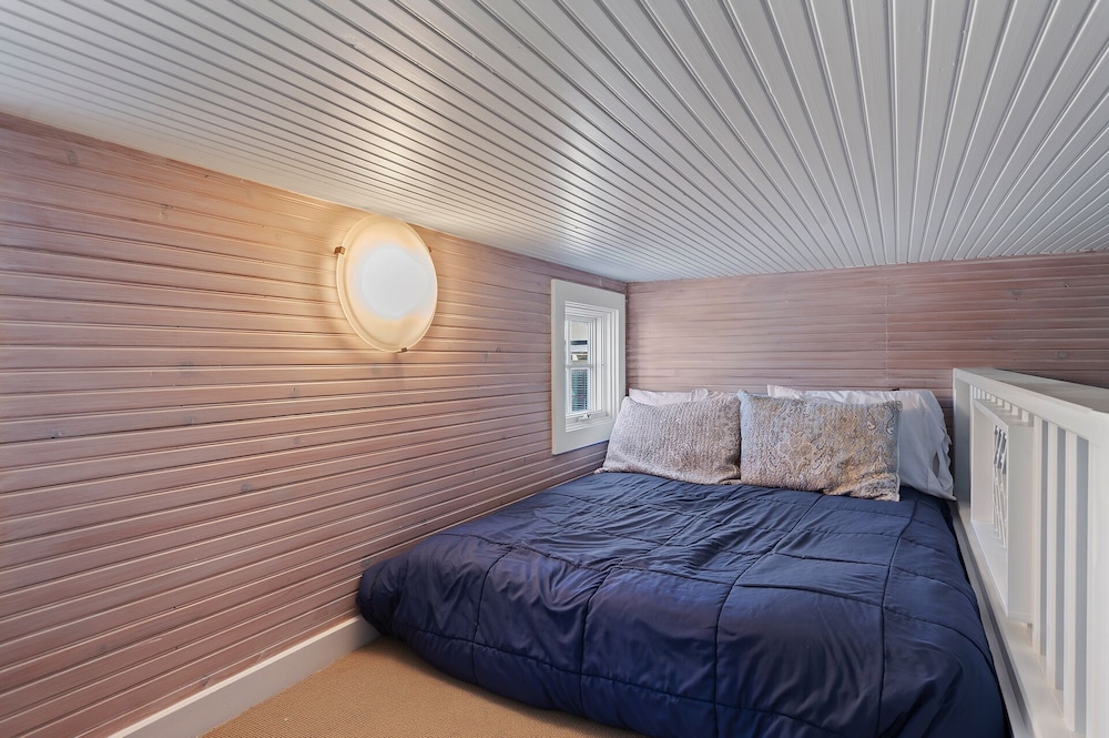 Luxury Sandcastle on the Beach! Sleeps 8 Walk Everywhere! Carpinteria Vrbo