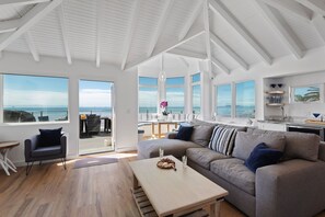 Smart TV, chimenea y oficina