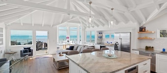 Luxury Sandcastle Beachfront! Sleeps 8 - Walk Everywhere!