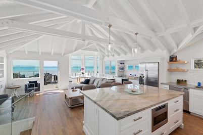 Luxury Sandcastle Beachfront! Sleeps 8 - Walk Everywhere!