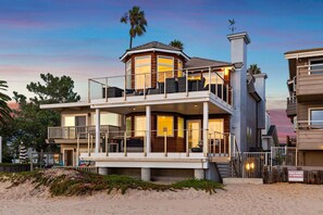 Exterior - Luxury Sandcastle Beachfront! Sleeps 8 - Walk Everywhere! (Carpinteria)