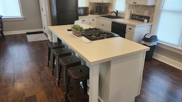 Jääkaappi, mikroaaltouuni, uuni, liesi