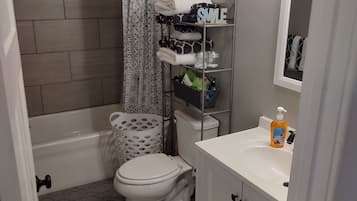 Secador de cabelo, toalhas de banho, sabonete, shampoo