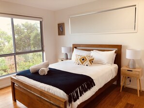 5 bedrooms, iron/ironing board, travel cot, WiFi - Making Happy Memories, Family & Pet Friendly (Yandina Creek)