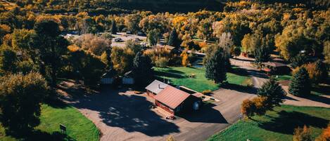 Vista aérea de una zona residencial con casas, caminos y vegetación circundante.