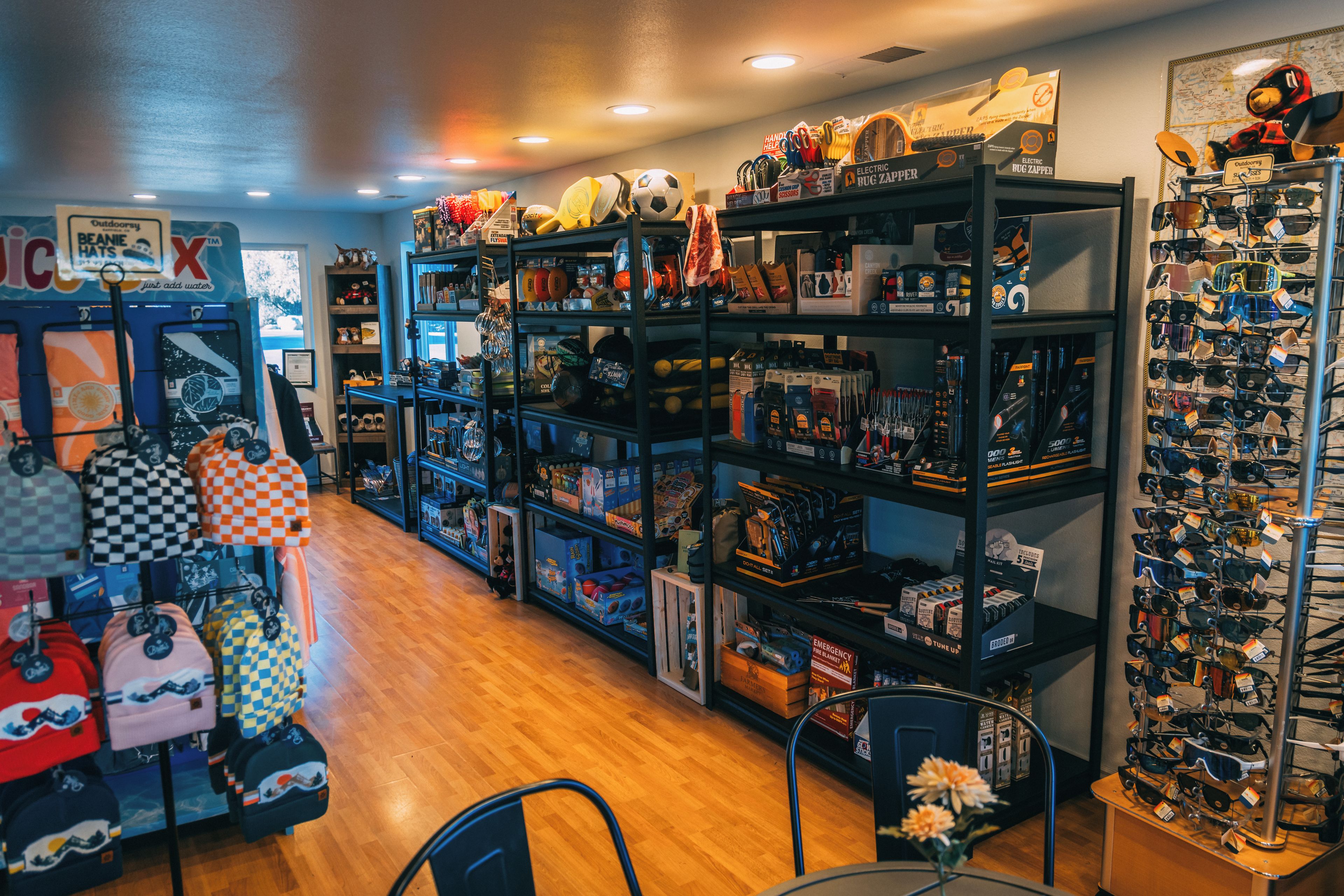 Una tienda con estantes llenos de diversos artículos, incluyendo sombreros, bolsos y accesorios.