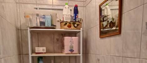 Douche, sèche-cheveux