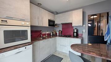 Réfrigérateur, micro-ondes, four, lave-vaisselle