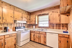 Fridge, microwave, stovetop, dishwasher - Charming Aiken Vacation Rental 2 Mi to Dtwn! (Aiken)