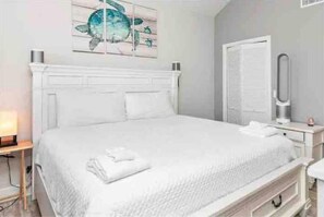 2 bedrooms, desk, WiFi, bed sheets