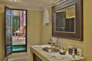 A bathroom with a sink, mirror, and toiletries. - ABBASSIA Marrakech (Marrakech)