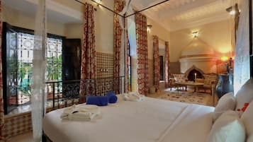 Romantische suite, 1 tweepersoonsbed, open haard, in toren | 1 slaapkamer, luxe beddengoed, donsdekens, een kluis op de kamer