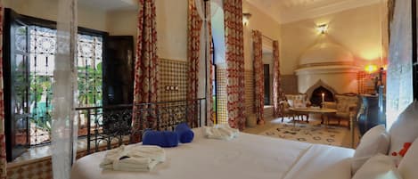 Suite Romantica, 1 letto matrimoniale, caminetto, piano elevato | 1 camera, biancheria da letto di alta qualità, copriletto in piuma