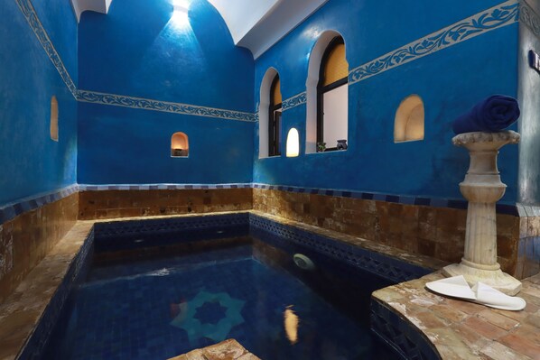 A room with a pool, blue walls, and a decorative pillar. - ABBASSIA Marrakech (Marrakech)