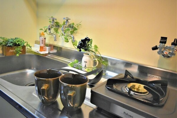 Fridge, microwave, stovetop, cookware/dishes/utensils