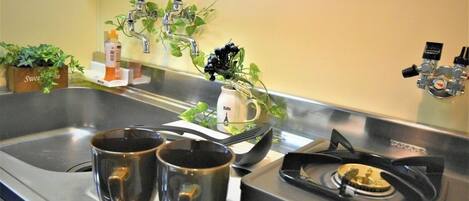 Køleskab, mikrobølgeovn, kogeplade, køkkentøj/tallerkener/redskaber