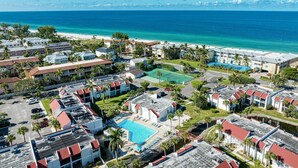 Un complexe hôtelier comprenant plusieurs bâtiments, une piscine et offrant une vue sur la plage.