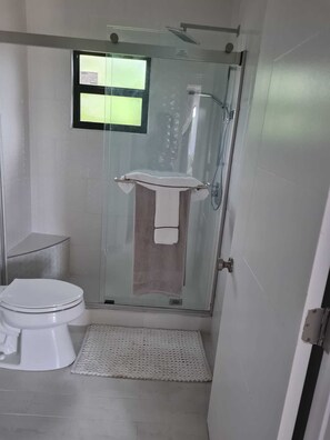 Shower, towels, soap, shampoo - Nice & Cozy (West Bay)