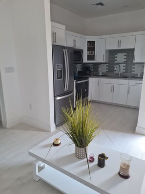 Fridge, microwave, oven, stovetop - Nice & Cozy (West Bay)